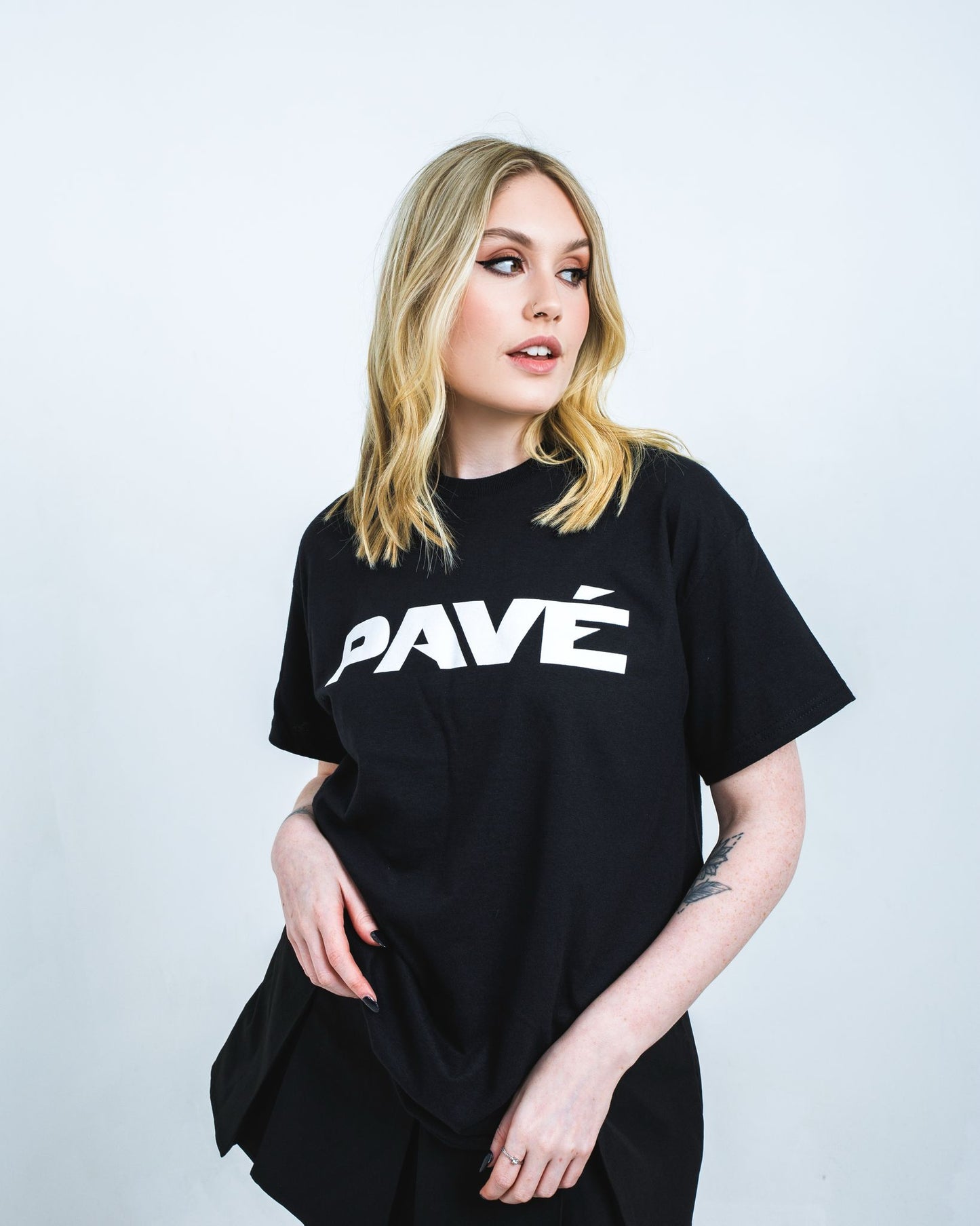 PAVÉ LOGO TEE - BLACK
